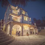 Boutique Sabrina - Exclusive With Free Parking